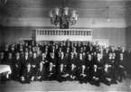 Taklagsfest Falköpings Sparbank 1927. Kortet taget i Rantens hotells festvåning. Sittande på golvet fr. v: Hilding Svensson, Allan Persson, Oskar Gustavsson, Gustav Källén, Gideon Björk, Viktor Björnberg, Axel Karlsson. Sittande 1:a o 2:a raden: Ernst Thorulf, Erik Kylén ev. Zandelius, Joh. Håård, Albin Karlsson, Carl A. Norder, Gustav Klein, Josef Haglund, kamrer Sundelius, C.E. Jonzén, Harald Vagnér, Erik P. Vrang, Gustav Lindblom, K.J. Wiberg, Ad. Cedermark, O.F. Seeberg?, G.W. Lundin, Alfred Hagman, Alfred Johnsson, Zakrisson, Johan Frölin, J.H. Ljungström, Sven Svensson, Henrik Gustavsson, Theofil Fälth, Bertil Karlsson?, Erik L. Dahl, Gustav Nero, ? , Oskar Ljus, Oskar Albin Johansson, Knut Rudh, ?? , Gunnar Fahlgren, Herbert Johansson, Oskar Johansson, ?, ? , Gunnar Ekberg, Valdemar Svensson, ??, Gustav Andersson, Karl Nyberg, Torsten Haglund?. Övre raden: Hjalmar Lundin, A.O. Ahrne, Karl Edvard Lindström, Östergren, Nils Svensson, Gustav Johansson, ?, John Pettersson, Bernhard Ljungblom, Arvid Gustavsson,