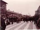 Konung Oscar II på Rantens station: Kungen i samspråk med landshövdingen. Stins Wållgren (i uniform) stående intill kungens vagn t.f. borgmäst. Rasmussen (i vit halsduk) närmast vagnen riksmarskalken von  Essen (civil) på fotots mitt. Järnvägstjänstemän: De fem med ryggen häremot: Nilsson, C.F. Andersson (Adhe), Hall, Schöldberg och Lundin. De fyra med ansiktet häråt: Lagergreen, Saxberg, Biellsten och Magnusson.