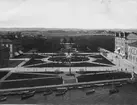 Karl Johans park i Norrköping 1901. Järnvägsparken och Centralstationen i fonden. Bild från tidskriften Hemmets bildmaterial.