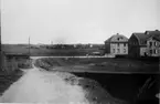 Eriksgatan från S:t Olofsgatan mot Botvidsgatan och Tåstorp i fonden. Lantgården längst t.v. är Olof Andersgården. Rakt fram den s.k. Kråkesta'n, t.v. kolonitäppor.