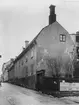 Almgrens Sidenväveri, extreiör från hörnet av Tavastgatan och Bellmangatan, Södermalm, Stockholm. Sidenapparateringsverkstaden på Tavastgatan 8 (tiven i november 1928). Plåten återfinns på Nordiska museet.