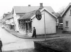 Korsningen Storgatan - Östertullsgatan, huset revs i början av 1960-talet. Här ligger numera Apoteket.