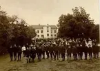 Elever samlade på skolgården under rektor Drakenbergs tid.