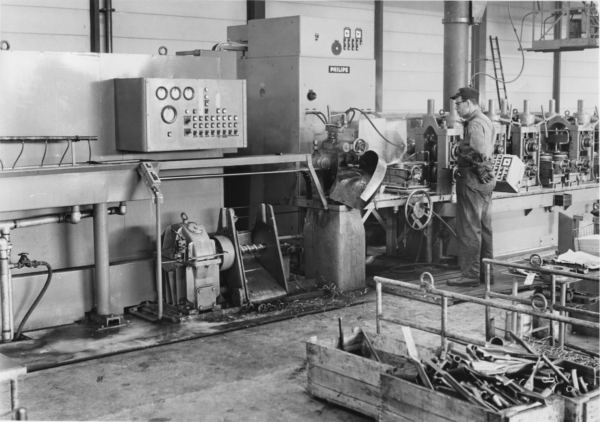 Wirsbo Bruk AB. Philips svensktillverkade induktionsgenerator på 250 kW uteffekt.