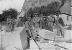 Stenhuggeri i Bovallstrand, Bohuslän, 1924. Ett stenhuggarlag har slutat arbetat för dagen.