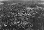 Tobo Masugn. Hyttan och arbetarekåren 1896. Mannen längst till vänster är bruksbokhållaren Eugen Beausang.