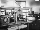 Institutionen för Elektronik vid Chalmers Tekniska Högskola. X-band (lambda 3 cm) masern monterad i kryostat i stora Viran-magneten.