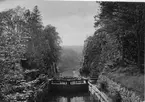 Gamla slussarna i Trollhätte kanal. Fotografiet inlämnat till Svenska Turistföreningens pristävlan 1898.