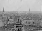 Vy över Stockholm och gamla Stan, sett från Mosbacke, Södermalm på 1870-talet. I förgrunden Katarinahissen.