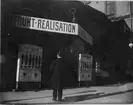 Realisation på fruktautomater på Drottinggatan i Stockholm 1907. Bild från tidskriften Hemmets bildmaterial.