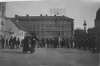 Rullskridskoåkning på Östermalmstorg, Stockholm 1911. Bild från tidskriften Hemmets bildmaterial.