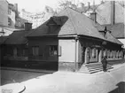 Hörnet av Koksgatan och Södermannagatan 1928. Huset flyttades till Skansen och verkar där som Boktryckarehuset.