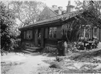 Gård på Skånegatan vid Sofia kyrka. 1932 användes gården som tapetserarverkstad.