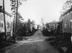 Bygge och Bo-utställningen i Äppelviken 1927. Foto taget på Ekorrvägen framför korsningen Ekorrvägen/Månvägen. Husen närmast är nr 26 och nr 27 och är ritade av Rolf Bolin. Husen längre bort (20,21,18,16,14) är ritade av Carl Hörvik. (Samma bild som DIG96903 fast annan förstoringskopia).