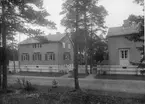 Bygge och Bo-utställningen i Äppelviken 1927. Till vänster hus nr 25 på sex rum och kök. Till höger hus nr 24 på sex rum och kök. Båda ritade av Ernst Spolén.