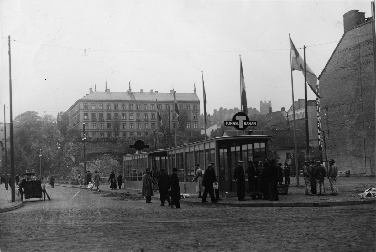 Tunnelbanenedgången vid Södra Bantorget i Stockholm. Stationen bytte senare namn till Medborgarplatsen. Till höger restaurangen Kvarnen vid Tjärhovsgatan.