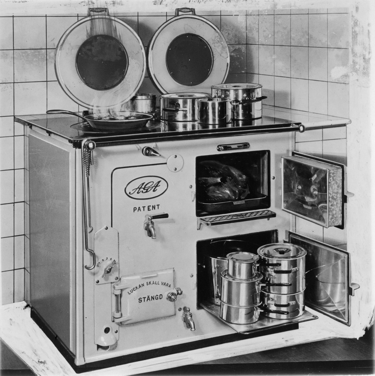 Aga-spis med husgeråd.