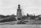 Järnvägstunnel i Karlskrona 1904. I fonden syns Klockstapeln. Bild från tidskriften Hemmets bildmaterial.