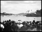 Skioptikonbild med motiv från Allmänna Konst- och Industriutställningen i Stockholm 1897. Uppvisning av båtar. Vy från Skeppsbron.