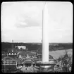 Skioptikonbild med motiv från Allmänna Konst- och Industriutställningen i Stockholm 1897. Liljeholmens sterinljus framför avdelningen för sjöfart och fiske.