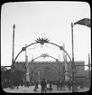 Skioptikonbild med motiv från Allmänna Konst- och Industriutställningen i Stockholm 1897. Norrbro. Vy från Gustav Adolfs torg mot Stockholms Slott.