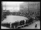 Skioptikonbild från Institutionen för fotografi vid Kungliga Tekniska Högskolan. Använd av professor Helmer Bäckström som föreläsningsmaterial. Bäckström var Sveriges första professor i fotografi vid Kungliga Tekniska Högskolan i Stockholm 1948-1958.
Fotograf A. Wiklund fotograferar fysiologkongressen i Stockholm med 