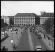 Skioptikonbild från Institutionen för fotografi vid Kungliga Tekniska Högskolan. Använd av professor Helmer Bäckström som föreläsningsmaterial. Bäckström var Sveriges första professor i fotografi vid Kungliga Tekniska Högskolan i Stockholm 1948-1958.
Tre bilder tagna från samma punkt (från Slottsbacken mot Gustav Adolfs torg, Stockholm).  Denna bild är tagen med optik med brännvidden 24 cm. Jämför SKC6356 och SKC6355.
För mer info se: Bäckström, Helmer. Fotografisk Handbok. Natur och Kultur. Stockholm. 1942. s. 58.