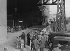 Vid Atlasgatan under St. Eriksbron i Stockholm testas nya gatusignaler. Till höger den svenska Agaapparaten, till höger Heuer-lampan, tysk uppfinning. (Tidningsfoto).