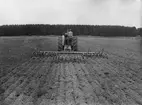 Traktor med harv. Tillverkad vid Munktells verkstad i Eskilstuna.