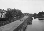 Dalslands Kanal. Flickor vid kanten av kanalen vid Köpmanebro Sluss. Fotografen erhöll Turistföreningens fotostipendium 1904.