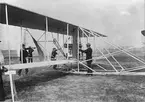 Orville Wrights biplan på Tempelhofer fältet i Berlin.