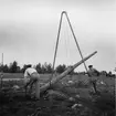 Resning av telefonstolpar i Lappland 1952.