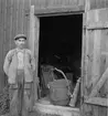 Björsjöhyttan i Västerbergslagen, 1940. Smeden Jansson vid förrådet.