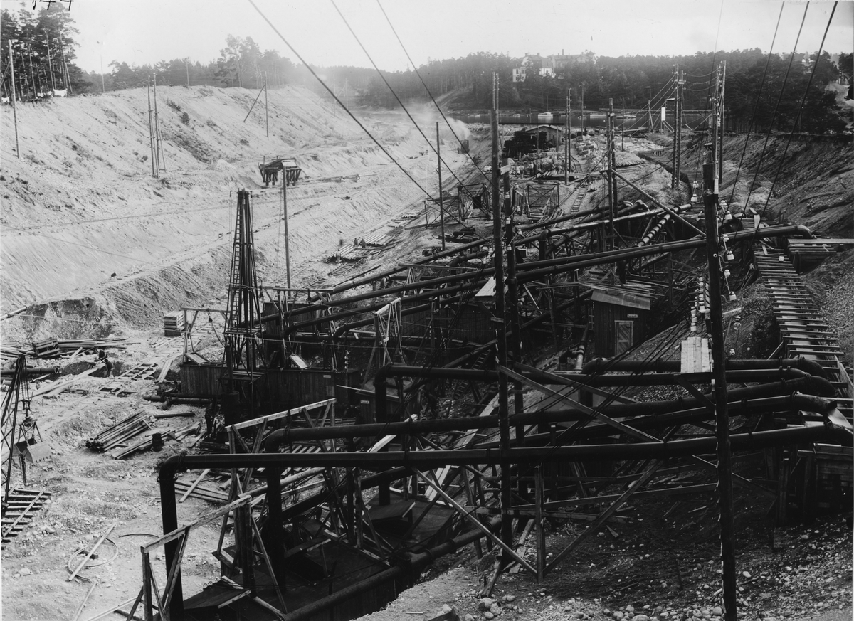 Södertälje Kanal. Ombyggnaden. Vy av grundvattensänkning, anläggning i nedre portkammaren, sedd från nord väst.