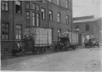 AB Stockholms Glödlampfabrik på Blekingegatan 63 i Stockholm, före 1916. Transporbilar med glödlampslådor. Vilket motsvarade en dags produktion.