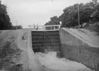 Torshälla slussar i Torshälla kanal. Slussen fylles.