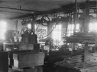 W. Segerströms Metallvarufabrik. Firman grundades 1900 och ägdes till och med 1928 av fabrikör W. Segerström. 1912 flyttades fabriken till Ängelholm. Interiör bild från 1928. Tillverkning av acelytenlyktor, reflexer och pumpar för velocipeder. Arbetsantal cirka 18 man.