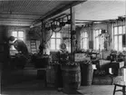 W. Segerströms Metallvarufabrik. Firman grundades 1900 och ägdes till och med 1928 av fabrikör W. Segerström. 1912 flyttades fabriken till Ängelholm. Den nybyggda fabrikens interiör. Arbetsantalet var då cirka 10 man.