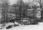 Husqvarna Vapenfabrik i Småland. Exteriör 1909. (Fotografens namn går ej att utläsa från baksidan av fotografiet).