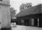 Trosa bryggeri. Svagdricksbryggeriet. Gårdsinteriör. Bryggeribyggnadens södra del till vänster samt portgången till ågatan.