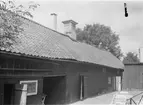 Trosa bryggeri. Svagdricksbryggeriet. Gårdsinteriör. Bryggeribyggnaden från sydsydost. Fotografiet är taget från planket mot gatan.