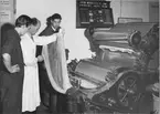 Bomullskardning vid Textilinstitutet i Borås, 1949.