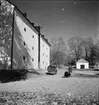 Gripsholms Kemiska fabrik. Kvarstående byggnad 1951. Till vänster spannmålsmagasin, först till Gustaf III:s bränneri, därefter för den kemiska fabriken. Användes 1951 för diverseförråd. Till höger kemiskt laboratotium under fabrikens tid till 1826. Användes av Jons Jacob Berzelius. Här har han möjligen upptäckt grundämnet selén.