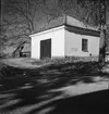 Gripsholms Kemiska fabrik. Kvarstående byggnad 1951. Kemiska laborattoriet under fabrikens tid till 1926. Användes av Jöns Jacob Berzelius. Här har han möjligen upptäckt grundämnet selén. Användes 1951 som spruthus.