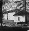 Gripsholms Kemiska fabrik. Kvarstående byggnad 1951. Kemiska laboratoriet under fabrikstiden till 1826. Användes 1951 som spruthus. I fonden spannmålsmagasinet.