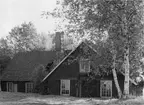 Skogafors bruk. Exteriör av hammarsmedjan vid Skogafors, sommaren 1952. Ett av de stora hålen i taket synligt vid skorstenen med flera sådana- och större- har uppstått under senaste vintrarna.