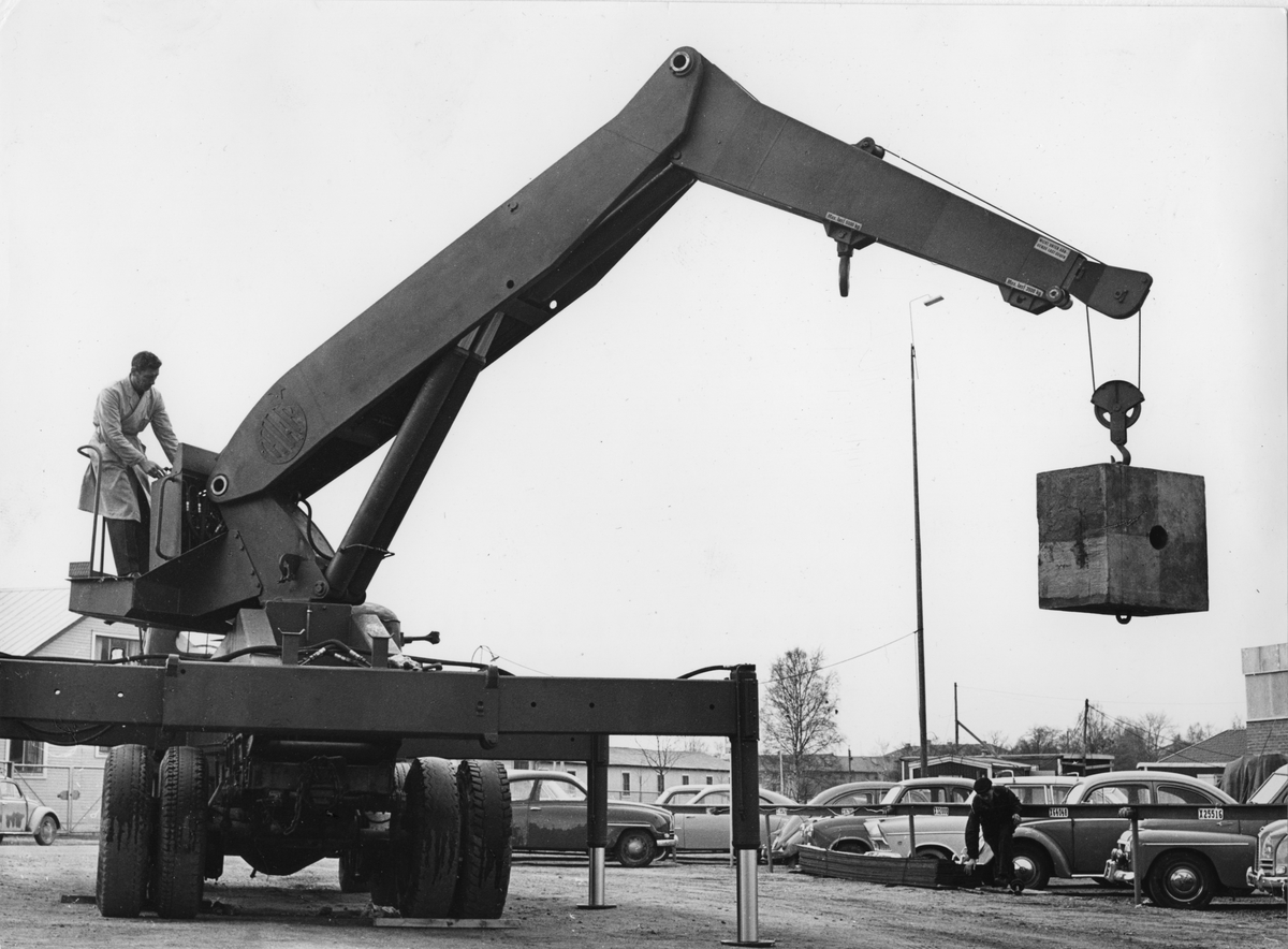 Hydrauliska Industri AB, Hudiksvall. "Mammut". Lyftkran närmast avsedd för byggindustrin.