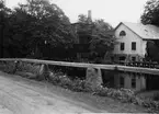 Huseby Bruk, Småland. Den moderniserade masugnen ligger på den gamla masugnsplatsen nära landsvägen. Till höger en nedlagd mekanisk verkstad.