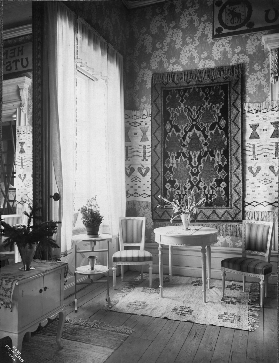 Troligen Bygge och Bo-utställningen i Gävle 1937. Inredningstextilier.
