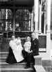 Porträtt av G Odelberg i Hofors med familj, 1909.